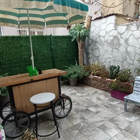 Center House With Garden דירה
