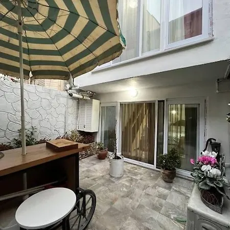 Apartment Center House With Garden Istanbul